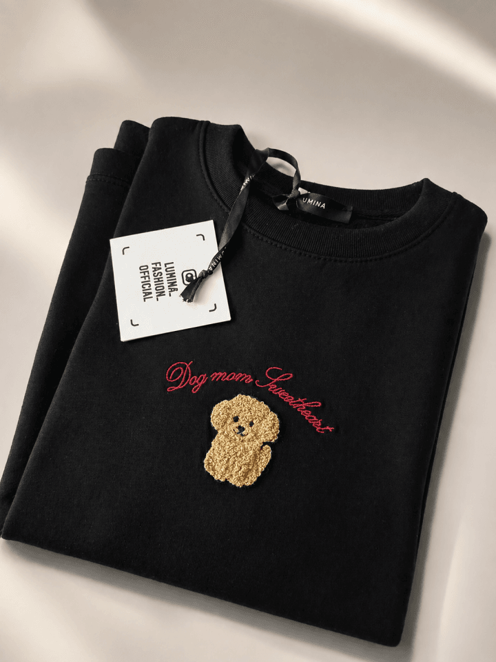 T-Shirt “Dog Mom Sweetheart” – Nera con ricamo LUMINA